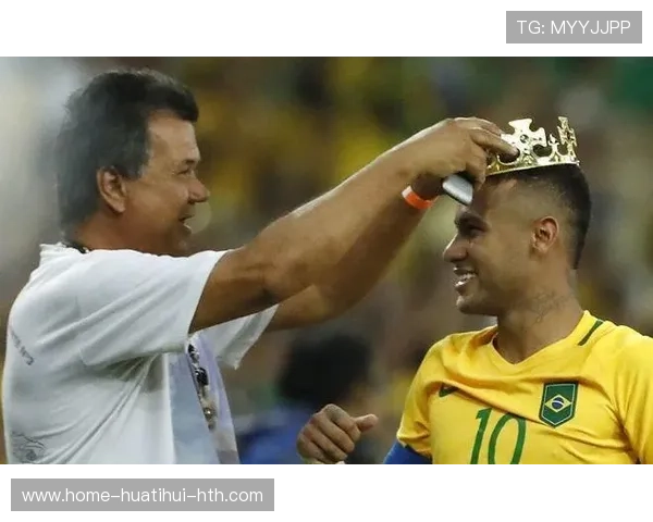 内马尔赛场外与小朋友玩耍被拍，童心未泯圈粉