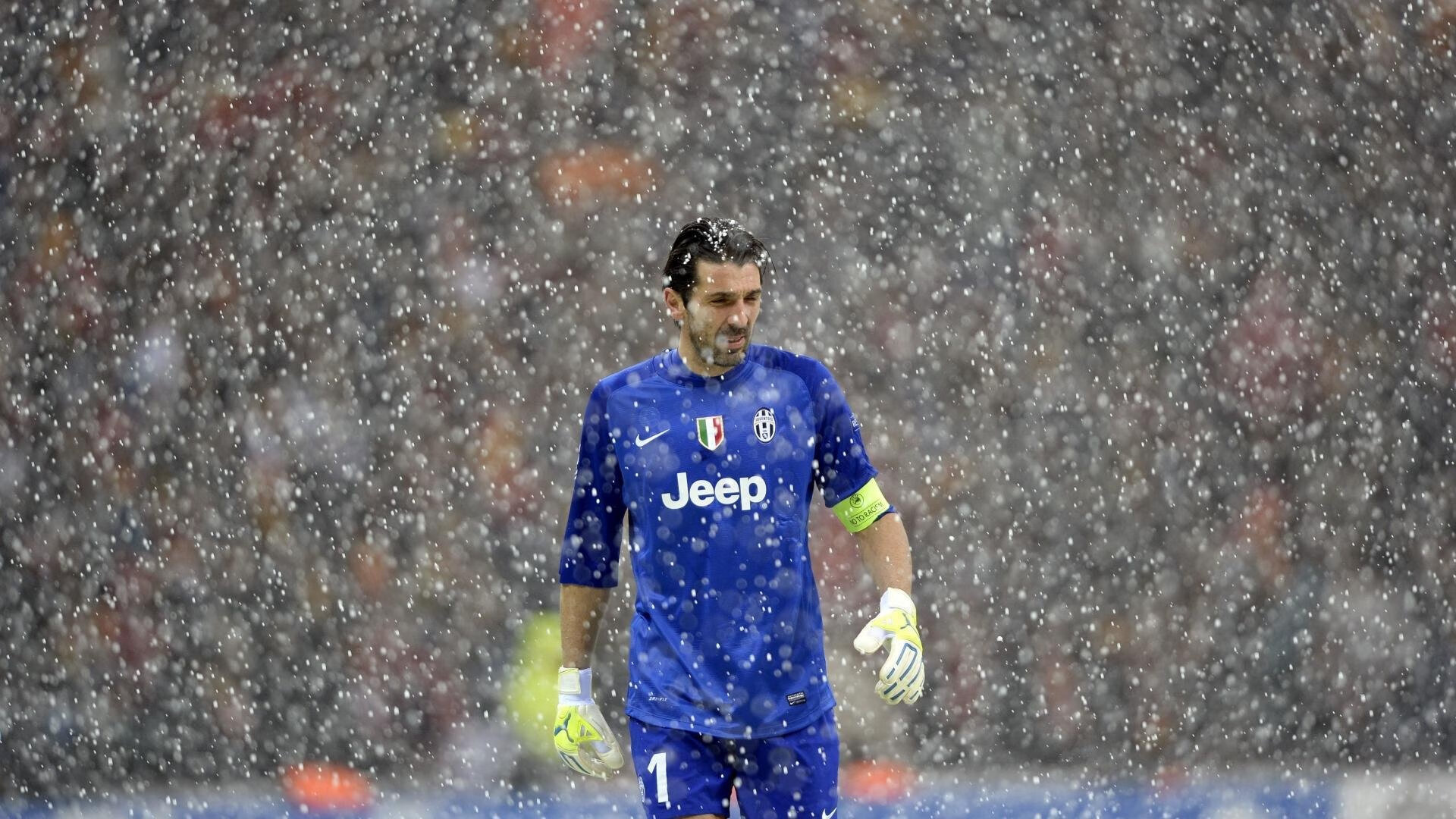 “浅水区踢水数拍比赛” 训练下肢耐力和韧性